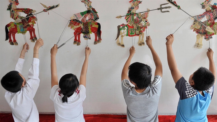 蒲河小学的学生在排练皮影戏 ，【六一儿童节】中国沈阳