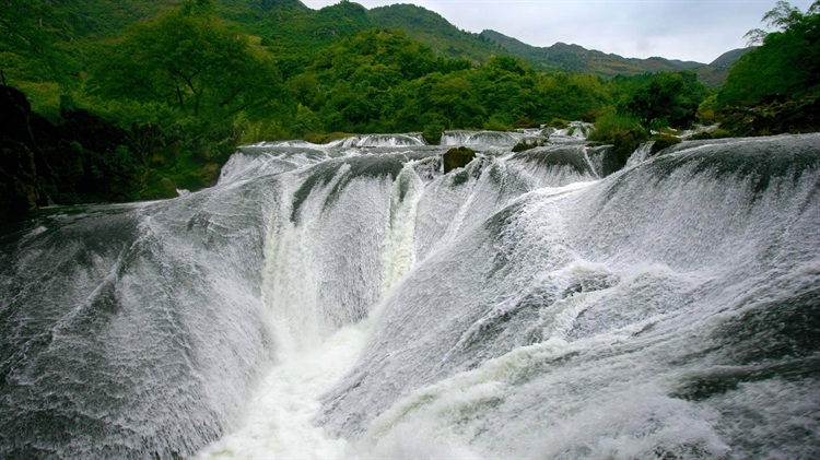 中国贵州省 ，安顺附近的银链坠潭瀑布