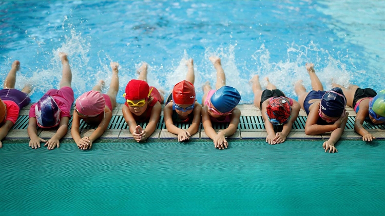 中国杭州 ，儿童们正在陈经纶体育学校体育馆内参加游泳训练