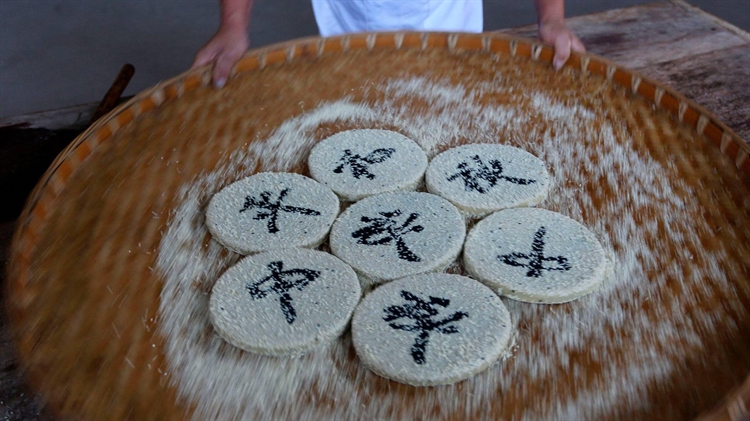 中国黄山 ，安徽糕点艺术家制作的手工徽式月饼