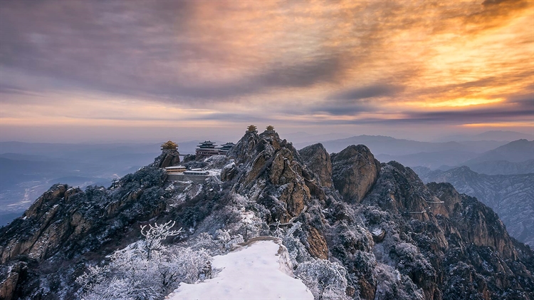中国河南省洛阳市  ，【今日小雪】老君山山顶上的寺庙夕阳美景