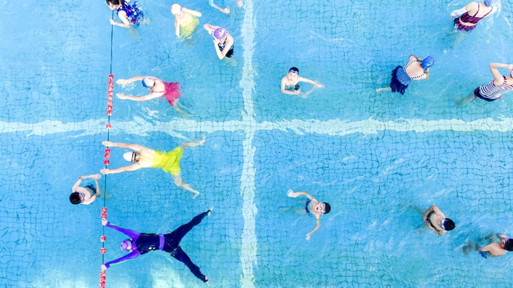 中国九江（? Visual China Group/...，【六一儿童节】孩子们在泳池嬉戏