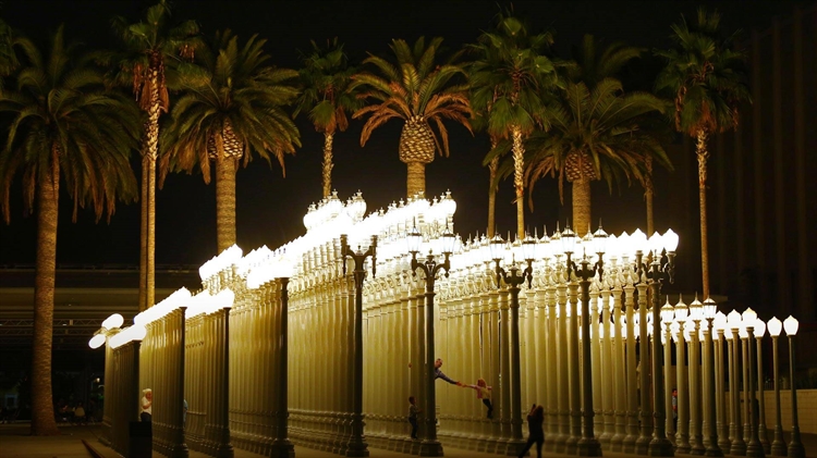 加利福尼亚州洛杉矶 ，位于洛杉矶艺术博物馆的克里斯·伯登的雕像“城市之光”