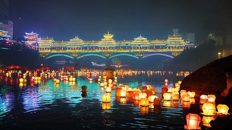 中国广西 （? VCG/Getty Images），【今日中元节】桂林中元节万盏河灯漂放活动