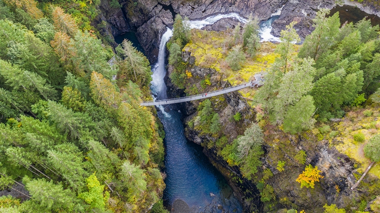 加拿大 ，温哥华岛麋鹿瀑布吊桥鸟瞰图