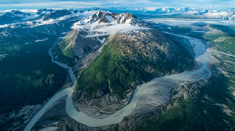 加拿大育空 ，海恩斯章克申附近克鲁瓦尼国家公园中冰川和山脉的鸟瞰图