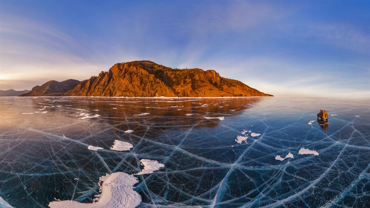 俄罗斯 ，汽车穿过贝加尔湖冰面的鸟瞰图