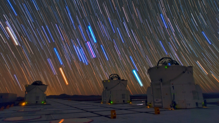 帕瑞纳天文台的望远镜和星迹，智利阿塔卡马沙漠 