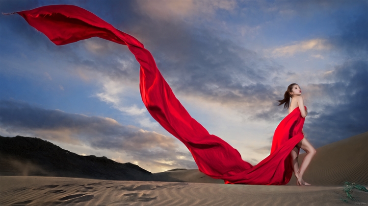 沙漠中红绸带缠身的性感美女,捂胸大长腿美女5K高清壁纸
