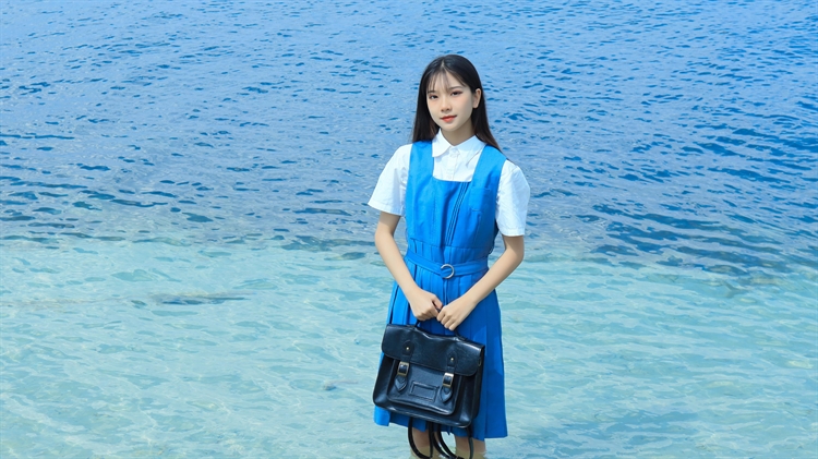 清新脱俗的清纯美女图片，碧蓝色海边拎包的学生装美女，长发5k美女壁纸
