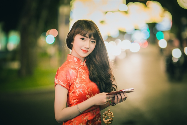 时尚女孩街道写真，长发美女红唇诱惑，中国红旗袍美女5K壁纸图片

