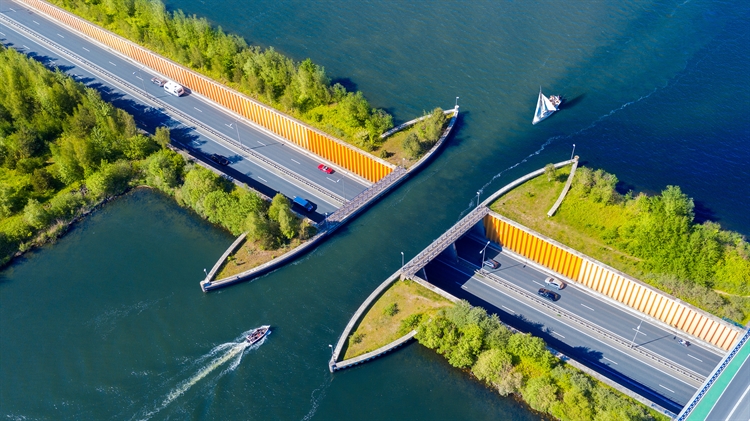 费吕沃湖水道桥，荷兰 