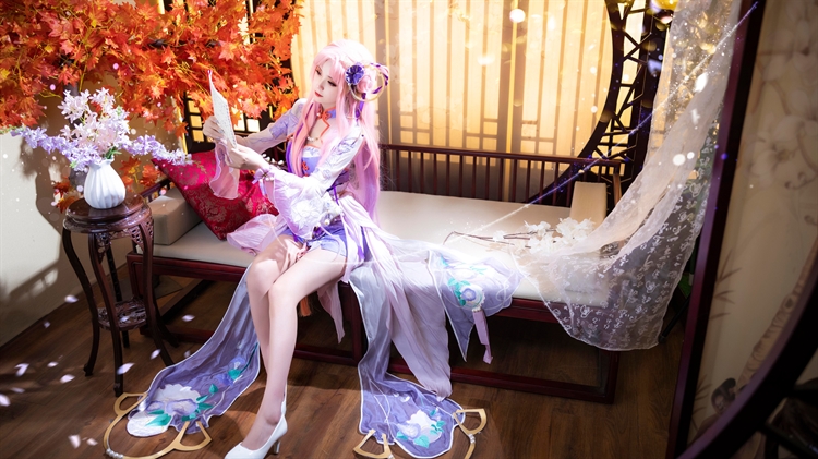 性感美女cosplay王者荣耀王昭君大长腿坐在床边，紫色古装美女好身材的4k电脑美女壁纸
