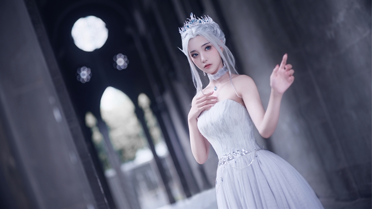 性感美女cosplay演绎cos冰公主，小清新白裙子的公主4k美女壁纸
