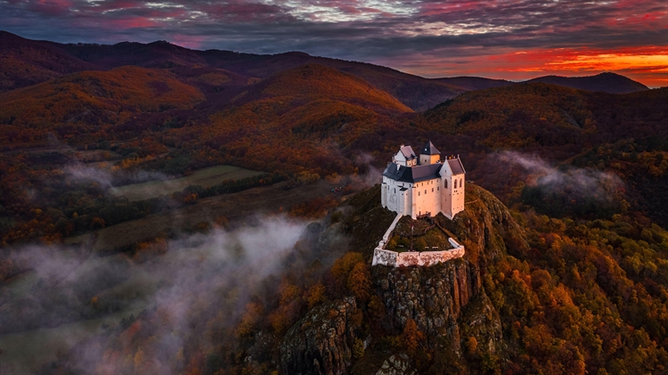 桑佩伦山上的菲泽尔城堡，匈牙利 