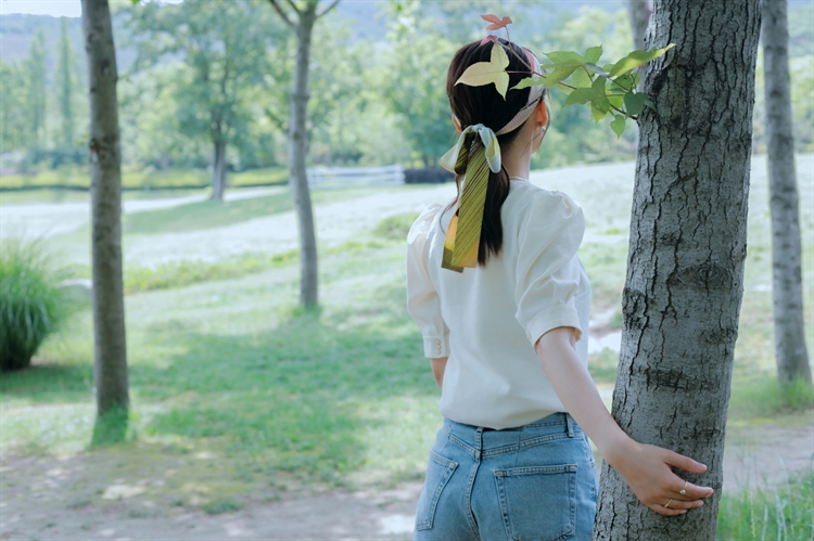 清纯美女李沁女演员背影照图片，小清新树林中的4k美女壁纸

