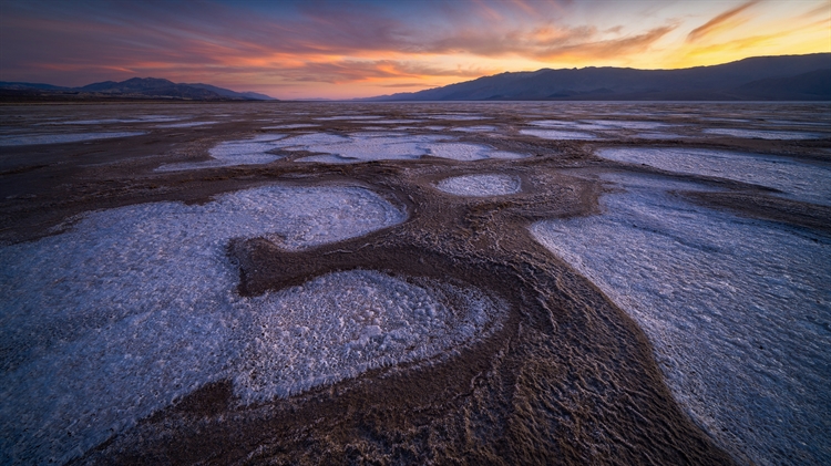 恶水盆地的盐滩，死亡谷国家公园，加利福尼亚州，美国 