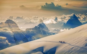 伯尔尼阿尔卑斯山，正在征服少女峰的攀登者们