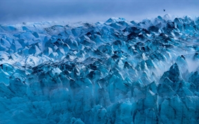 美国冰川湾国家公园内的兰普卢冰川 