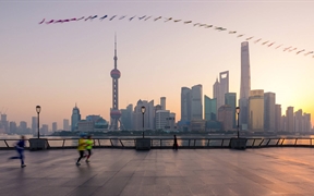中国上海 ，【今日秋分】清晨以风筝为伴晨跑中的人