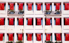 中国深圳 ，国庆节期间街道上飘扬的五星红旗