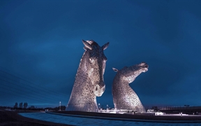 苏格兰福尔柯克 ，螺旋公园内的铠魄巨马雕像