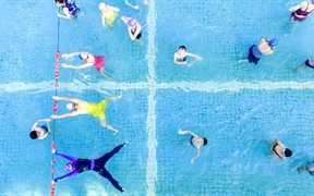 中国九江（? Visual China Group/...，【六一儿童节】孩子们在泳池嬉戏