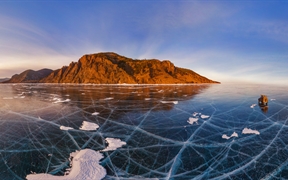 俄罗斯 ，汽车穿过贝加尔湖冰面的鸟瞰图