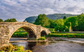 英国威尔士 ，兰鲁斯特一座名为Pont Fawr的石拱桥