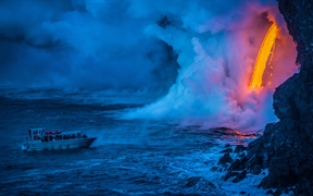 夏威夷火山国家公园 ，一艘游船经过时熔岩流撞击水面产生爆炸