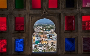 从乌代布尔城市宫殿往下俯视的景象，印度拉贾斯坦邦乌代布尔