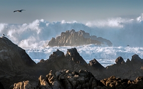 巨浪冲击着阿斯洛玛尔州立海滩的岩石，加利福尼亚州帕西菲克格罗夫 
