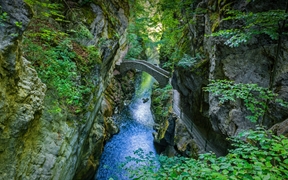 Areuse峡谷的Saut du Brot石桥，瑞士纳沙泰尔 