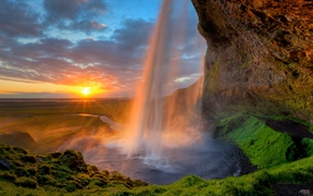 塞里雅兰瀑布后的午夜太阳，冰岛南海岸附近 