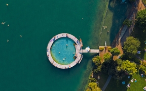 苏黎世湖岸边的室外游泳池，瑞士 