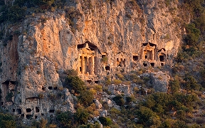 悬崖上雕刻的古老岩石墓葬，土耳其达利安附近 