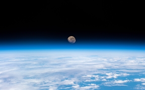 从国际空间站拍摄到的地球上方的渐亏凸月 