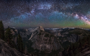 半穹顶景观点上空的银河，优胜美地国家公园，加利福尼亚州 