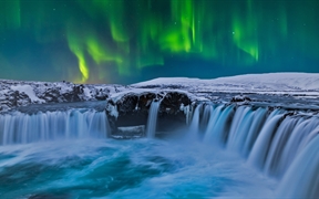 北极光下的众神瀑布，冰岛 