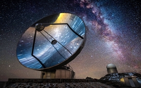 拉西拉ESO天文台上的天文望远镜设备，智利 