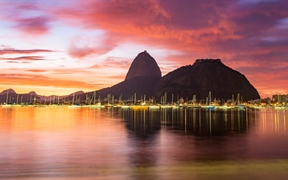 格洛里亚附近的码头和糖面包山，巴西里约热内卢 