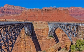 大理石峡谷中横跨科罗拉多河的纳瓦霍桥，美国亚利桑那州北部  