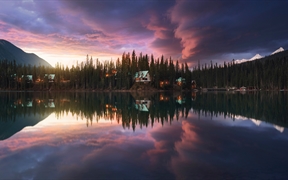 幽鹤国家公园的翡翠湖, 加拿大不列颠哥伦比亚省 
