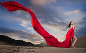 沙漠中红绸带缠身的性感美女,捂胸大长腿美女5K高清壁纸
