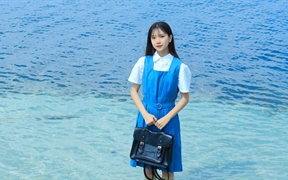 清新脱俗的清纯美女图片，碧蓝色海边拎包的学生装美女，长发5k美女壁纸
