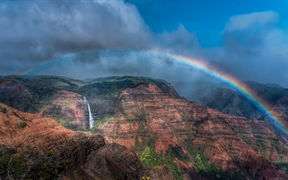 威美亚峡谷和怀波奥瀑布上空的彩虹,考艾岛，夏威夷，美国 