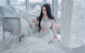 清纯美女美丽新娘白色婚纱铺满房间的5k美女壁纸
