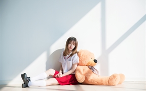 清纯美女的学生妹白嫩的大长腿坐在地上陪着玩偶熊，6k清纯美女壁纸
