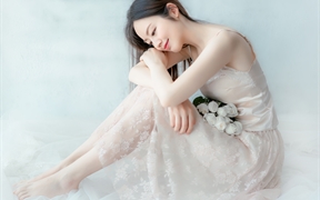白色裙子鲜花小清新清纯美女模特摄影写真4k美女壁纸图片

