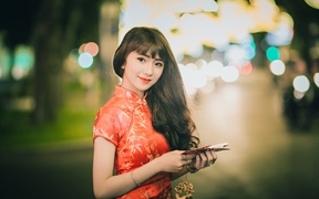 时尚女孩街道写真，长发美女红唇诱惑，中国红旗袍美女5K壁纸图片

